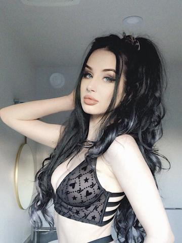 Изабелла Принимаю У Себя